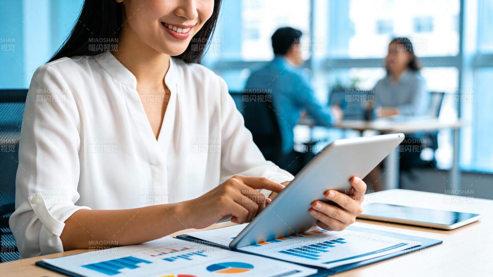 职场女性用平板分析数据图片