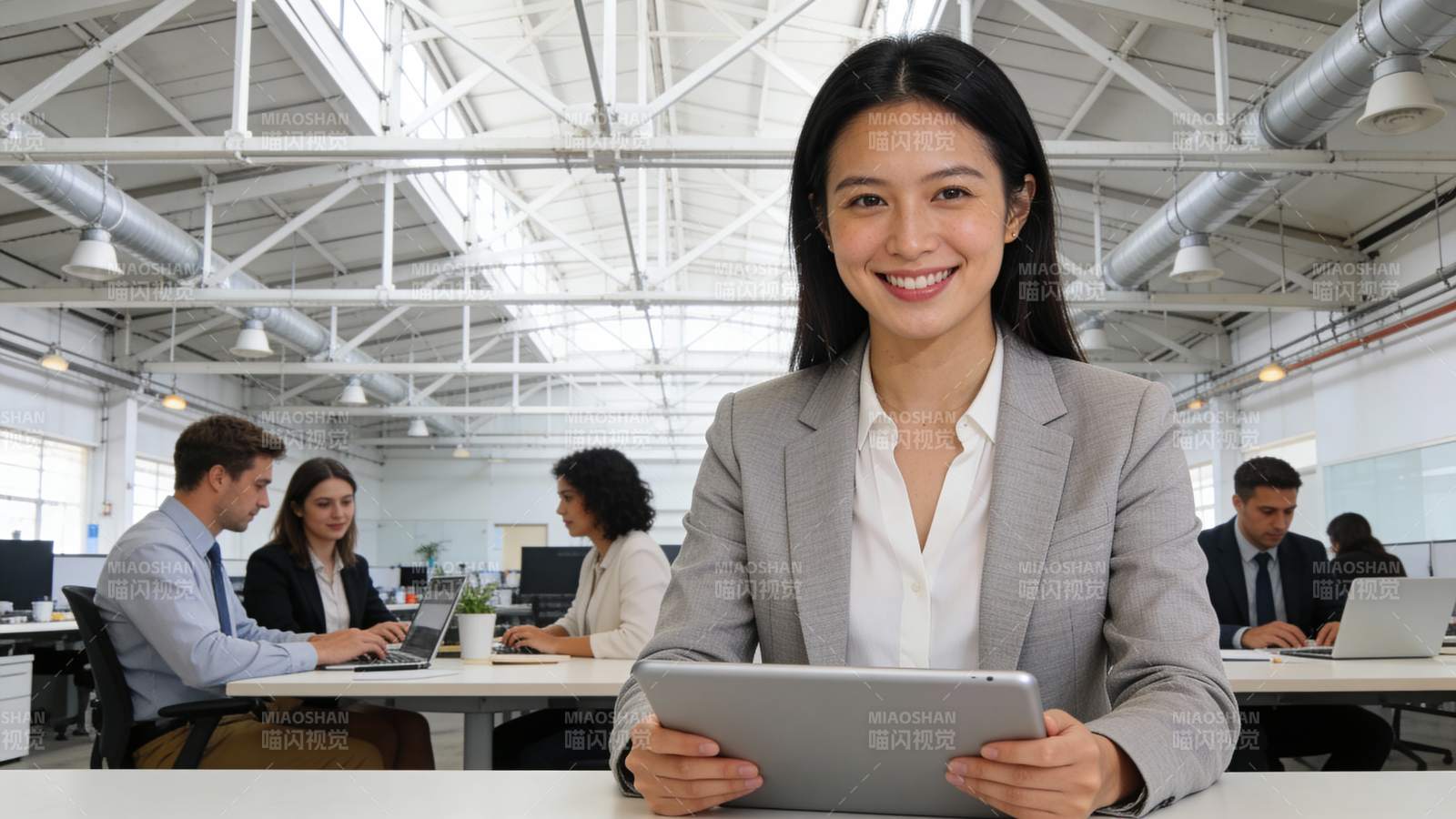 职场女性持平板微笑办公图片