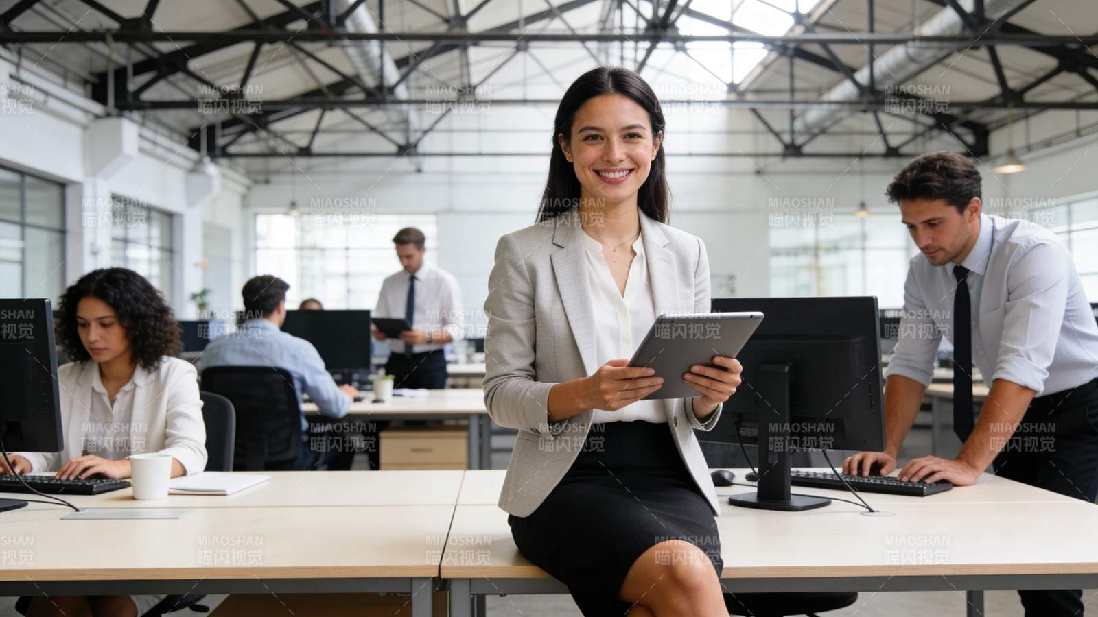 职场女性微笑持平板办公图片