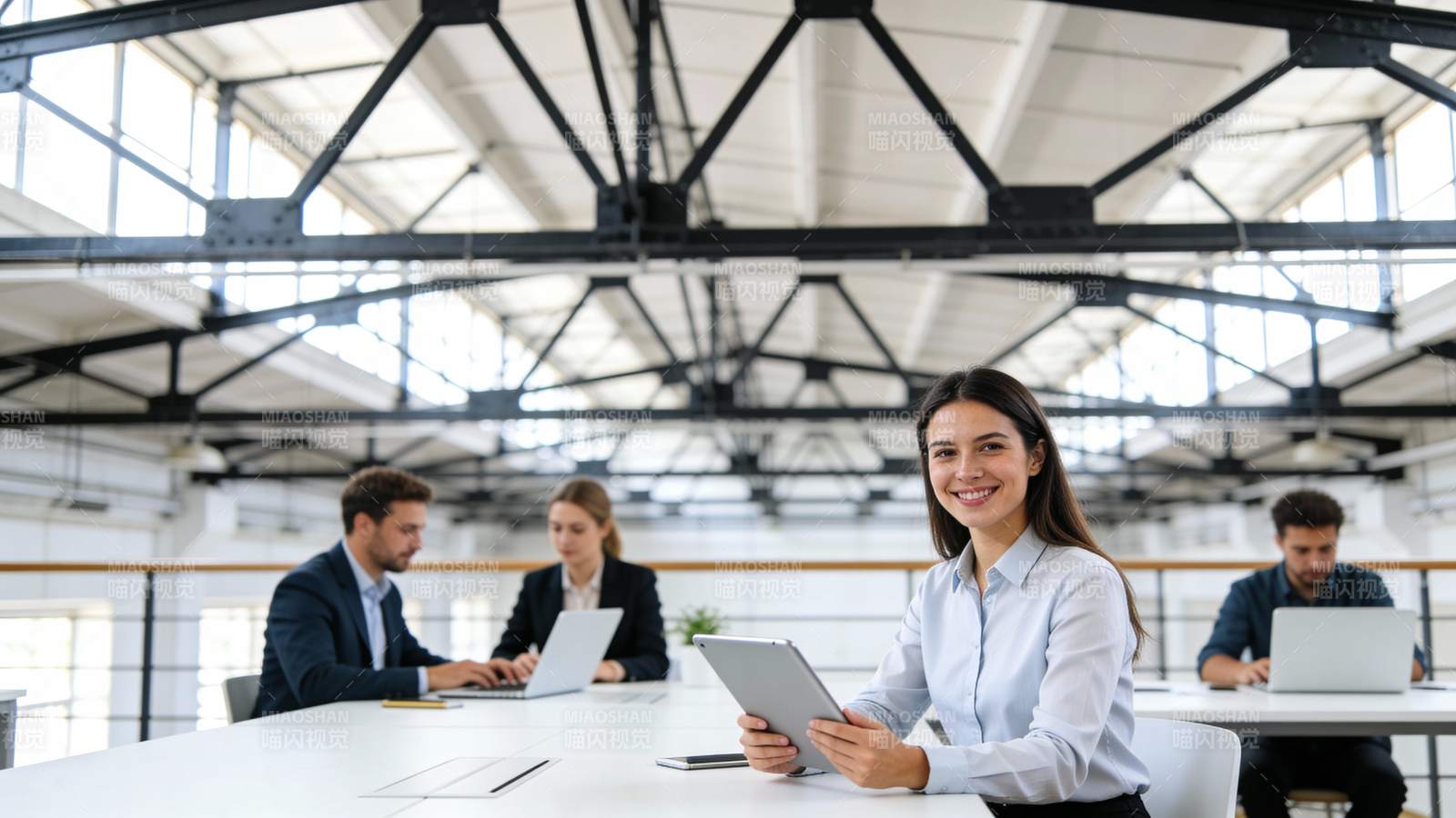 现代办公团队协作场景图片