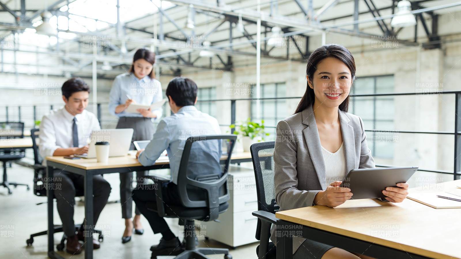 职场女性微笑持平板办公图片