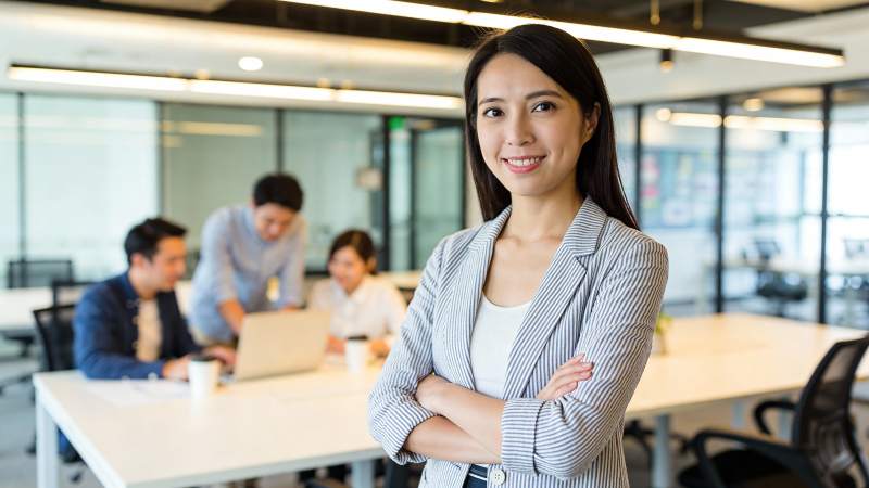 自信女主管 团队在后景协作图片