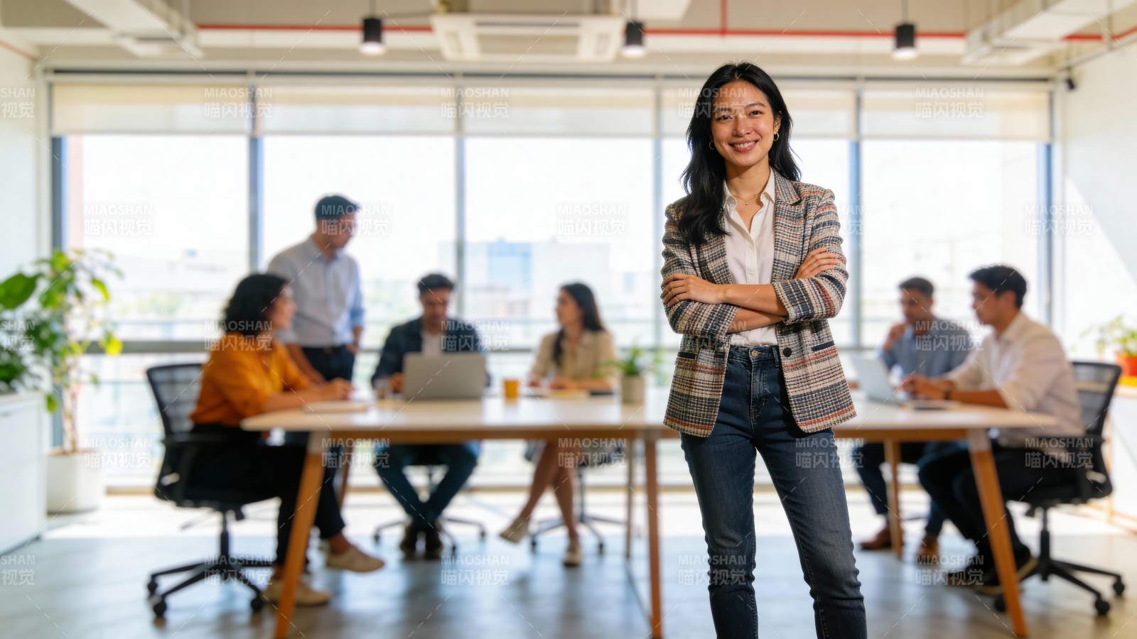 职场女性自信微笑站立图片