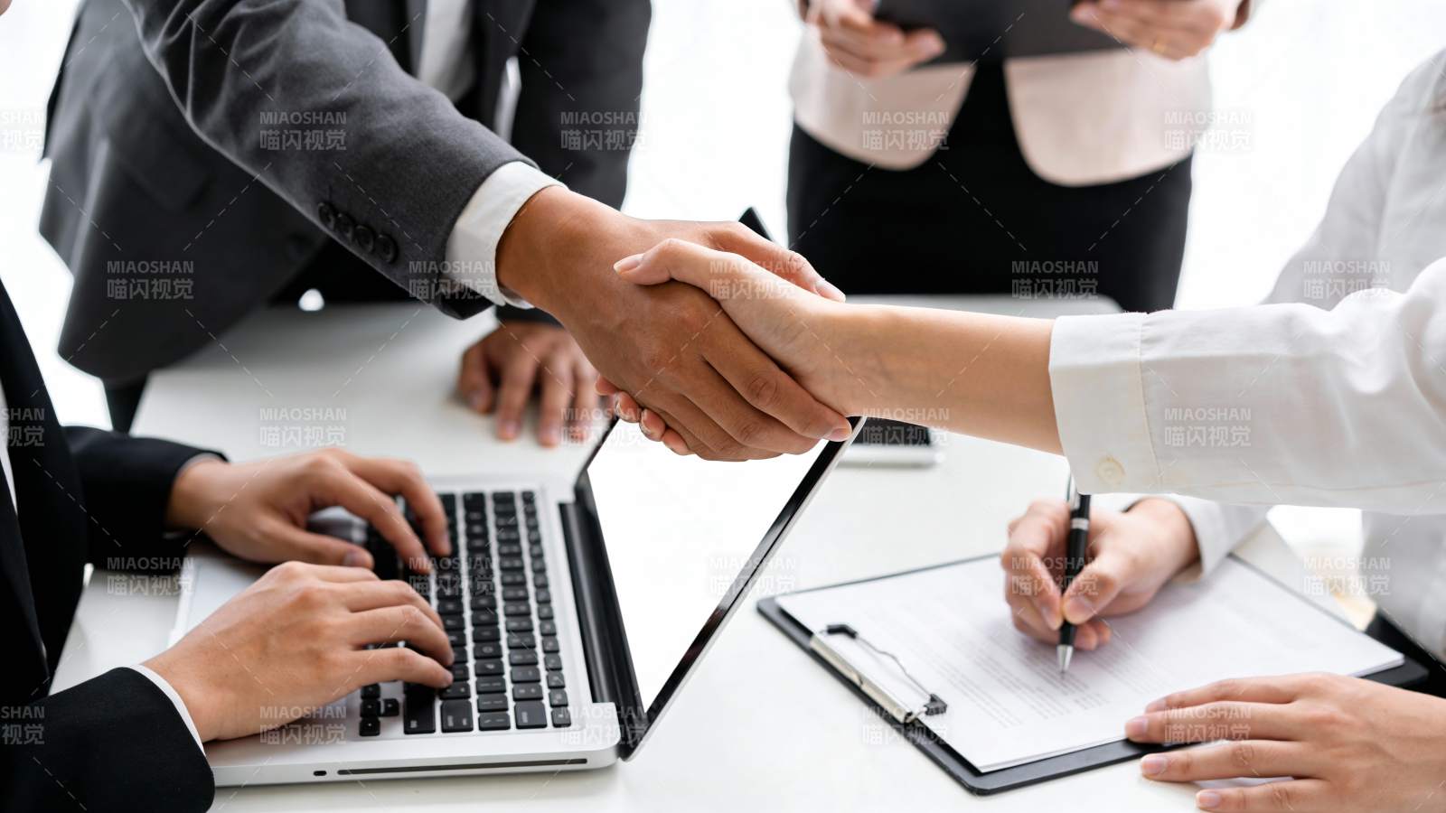 商务握手签约合作场景图片