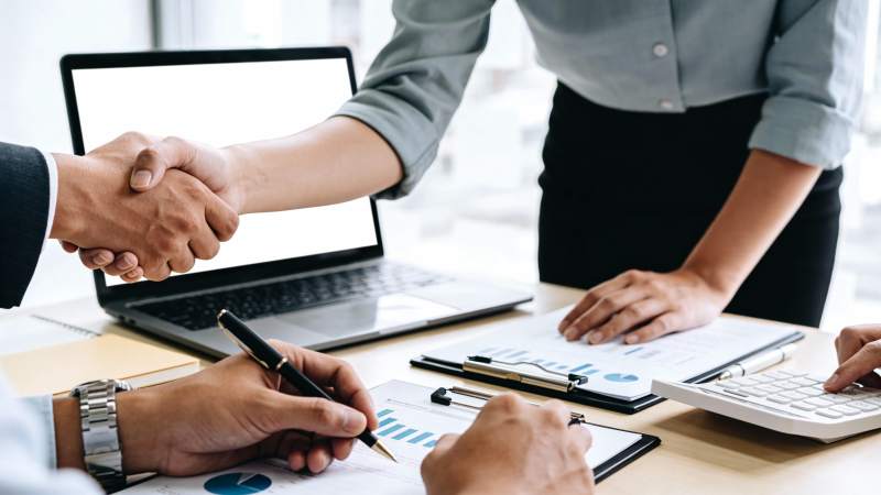 商务握手签约合作场景图片