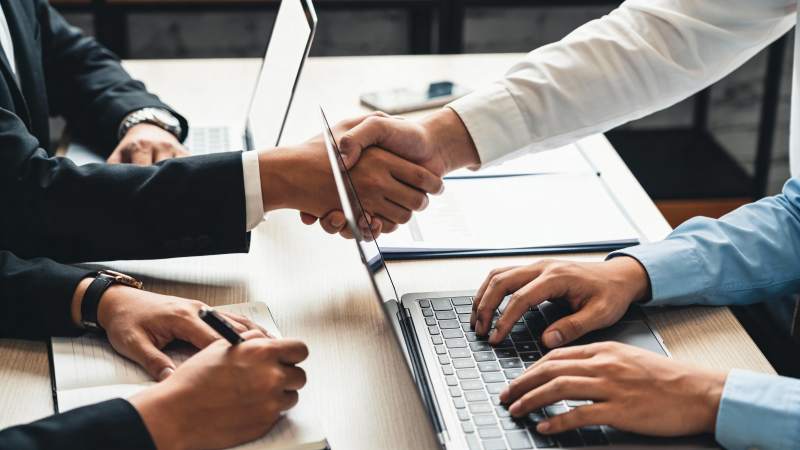 商务握手达成合作图片