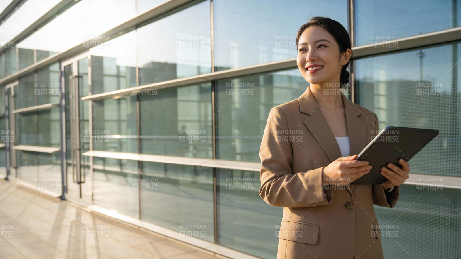 职场女性持平板微笑前行图片