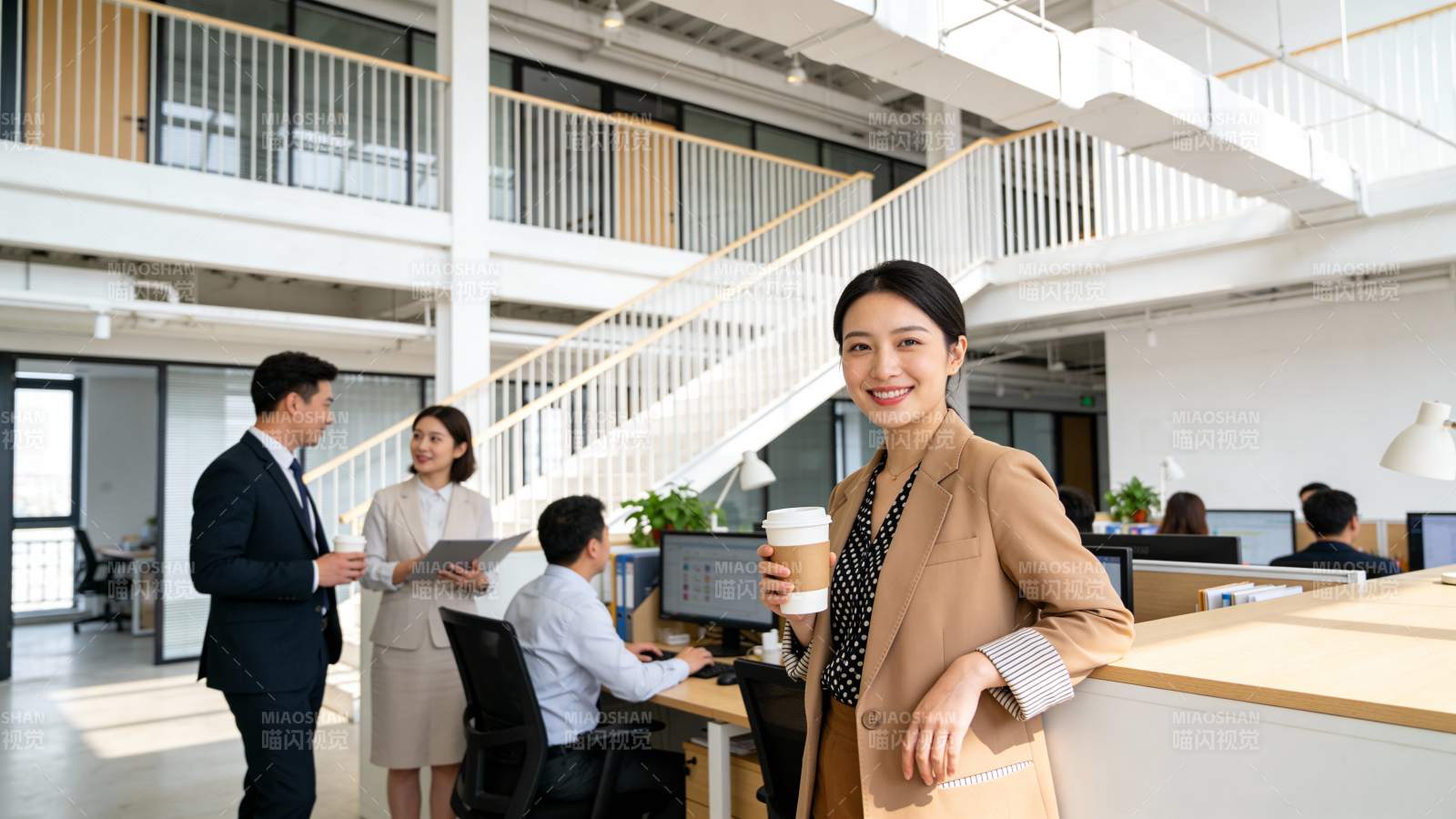 职场精英微笑持咖啡图片