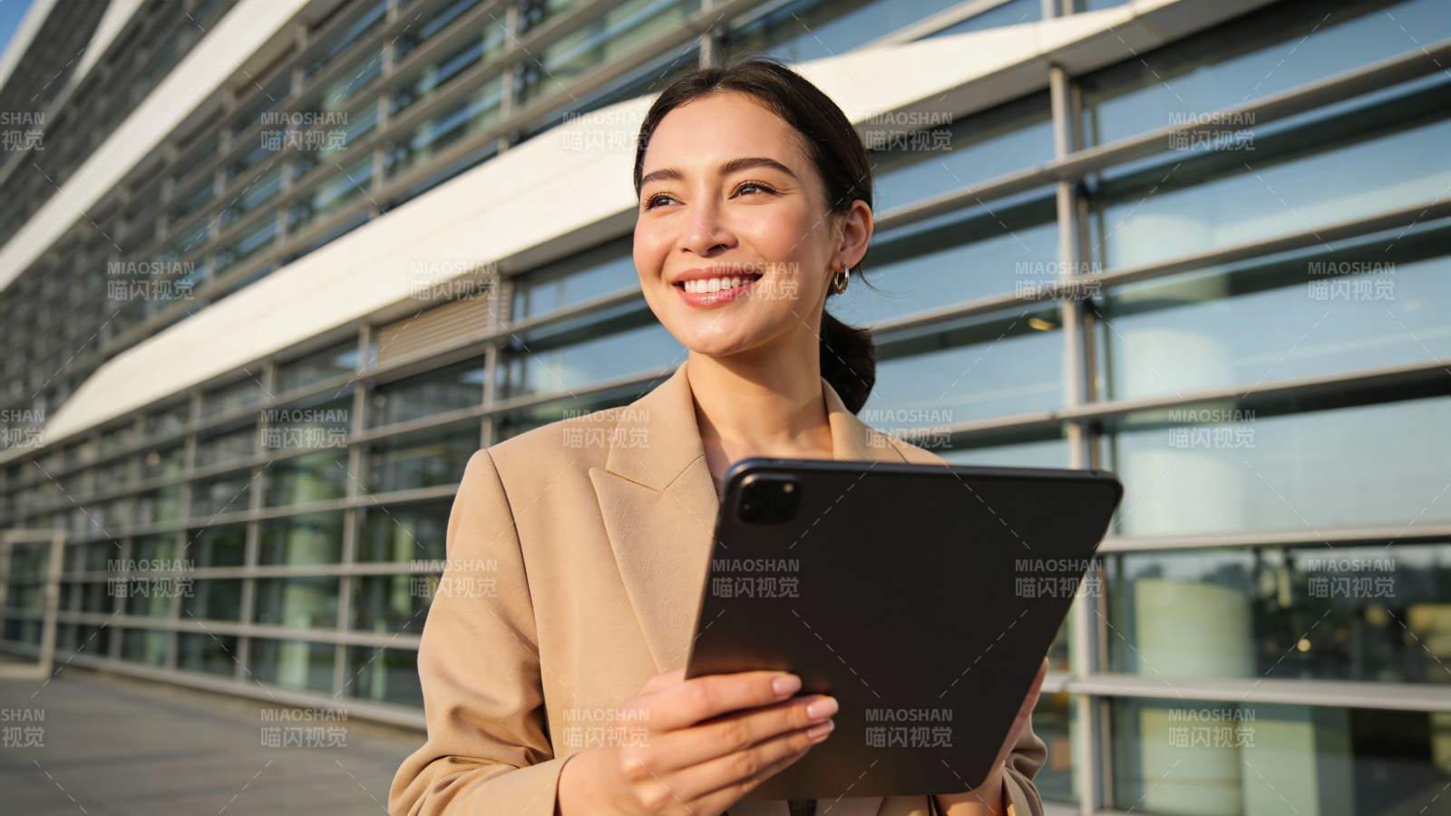 职场女性持平板微笑前行图片