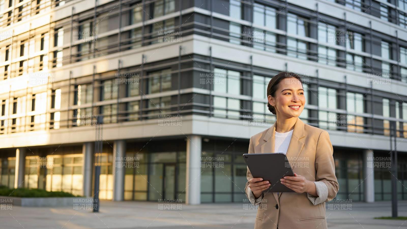 职场女性持平板微笑前行图片