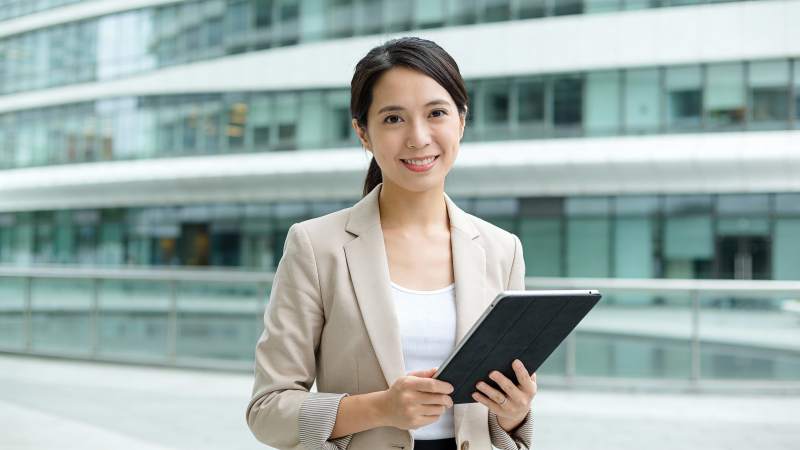 职场女性持平板微笑站立图片