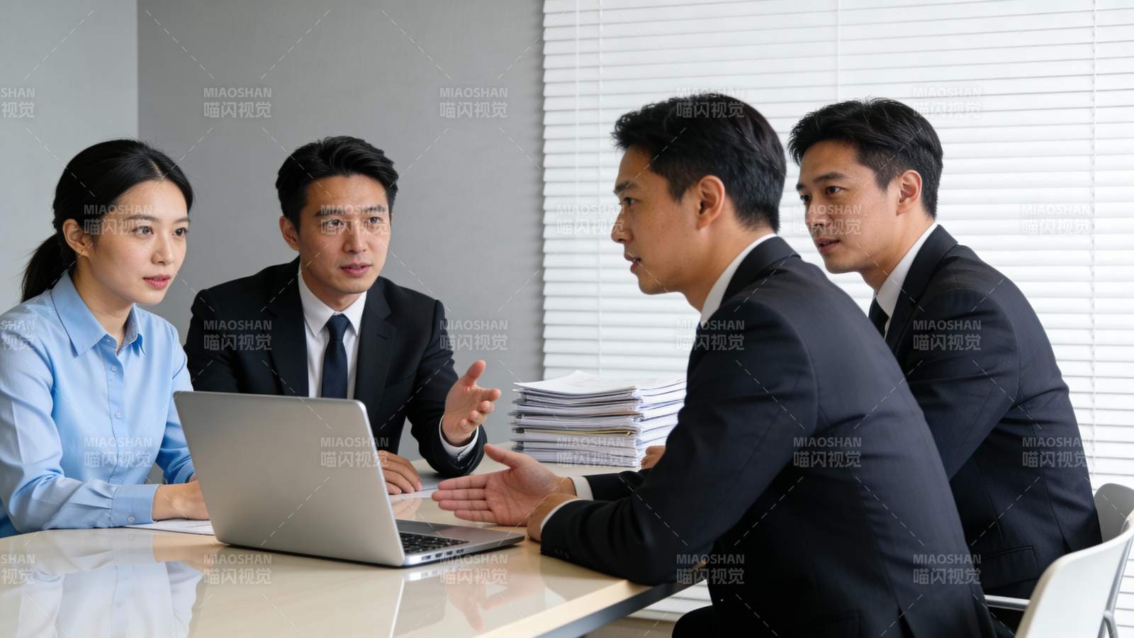 商务会议讨论中图片