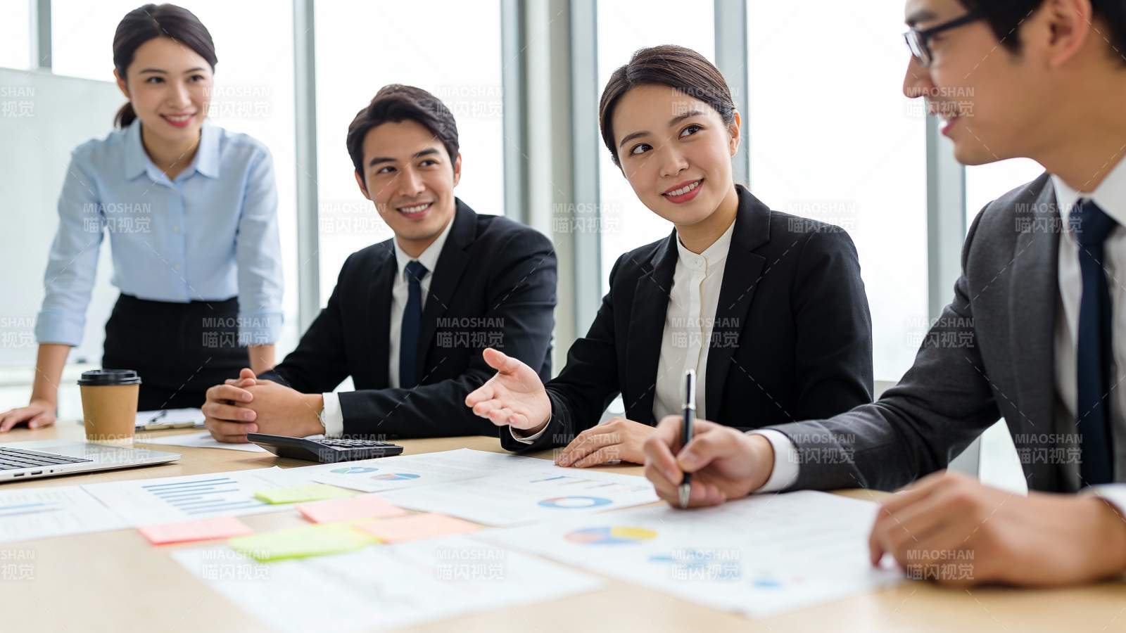 商务会议讨论中图片