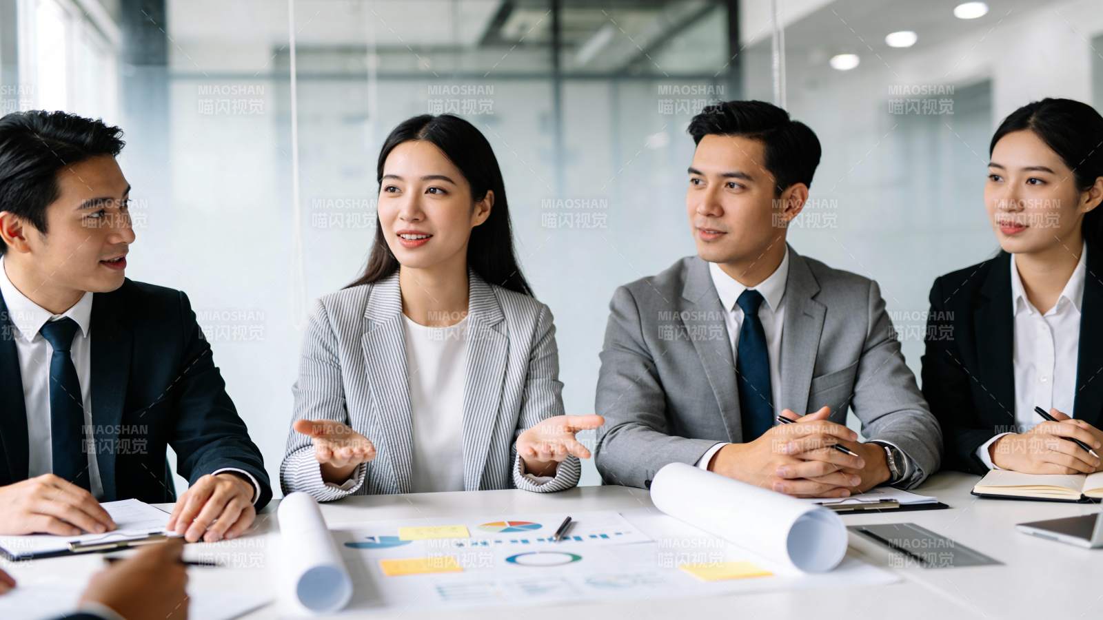 商务会议讨论中图片