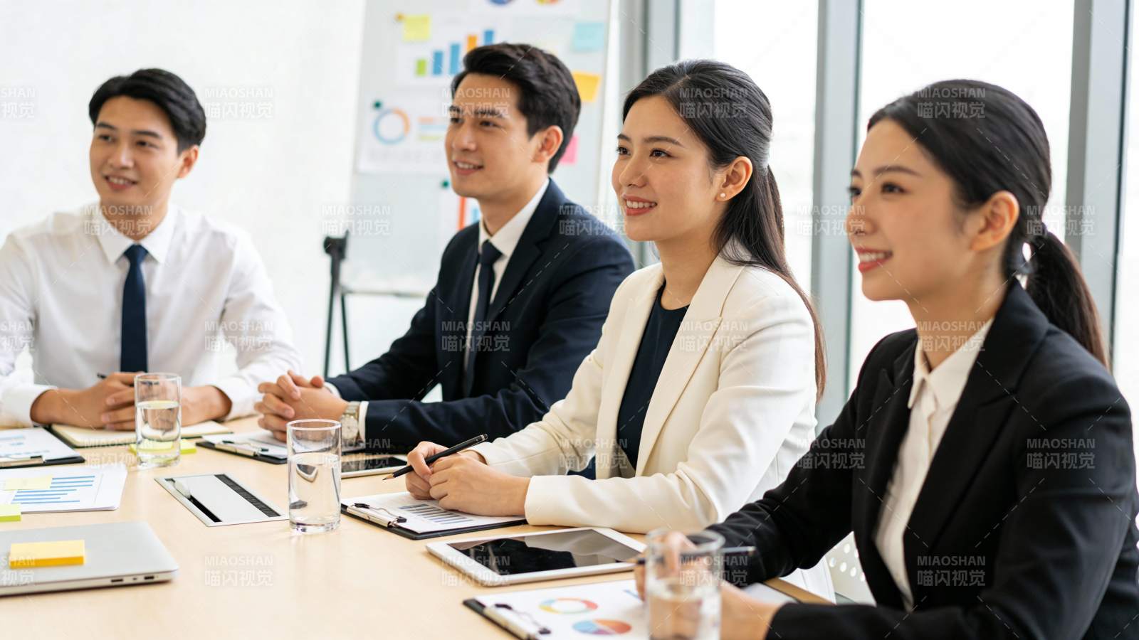 商务会议中四人微笑讨论图片