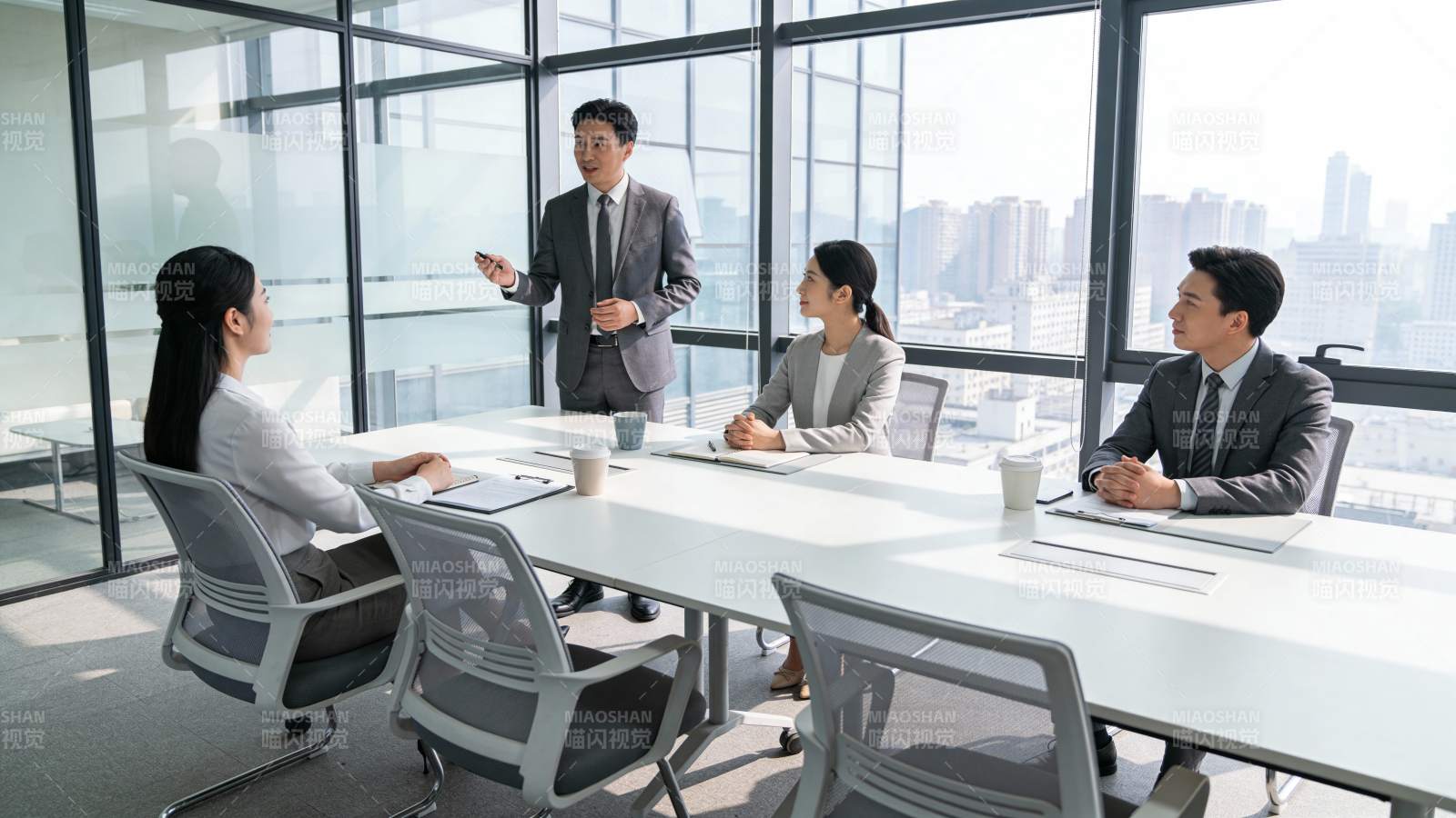 商务会议中 四人讨论热烈图片