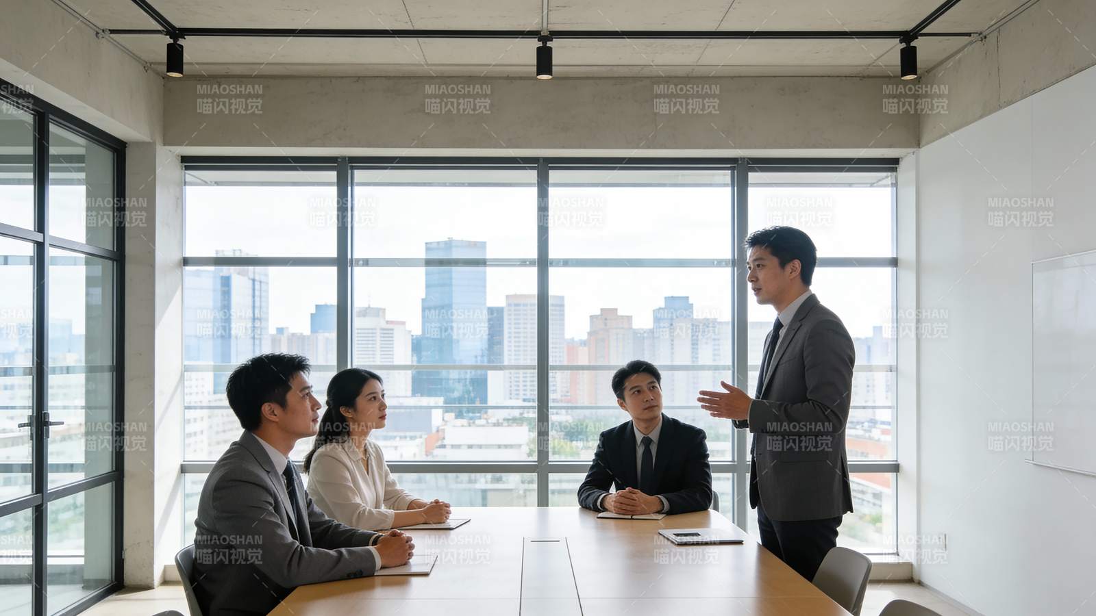 商务会议中 四人讨论热烈图片