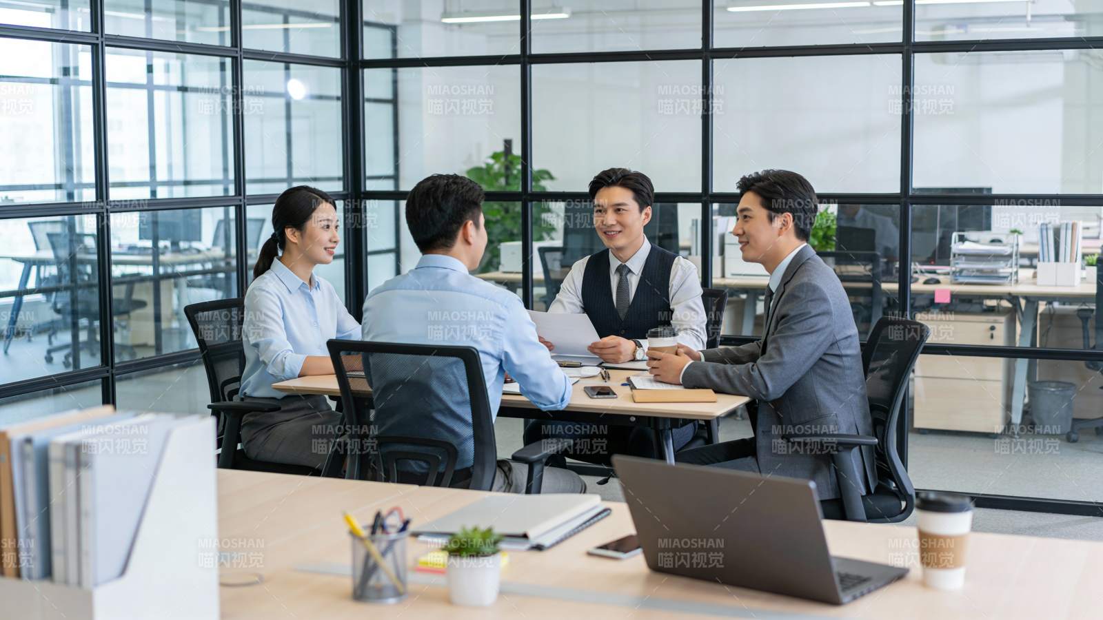 四人会议室商务洽谈中图片