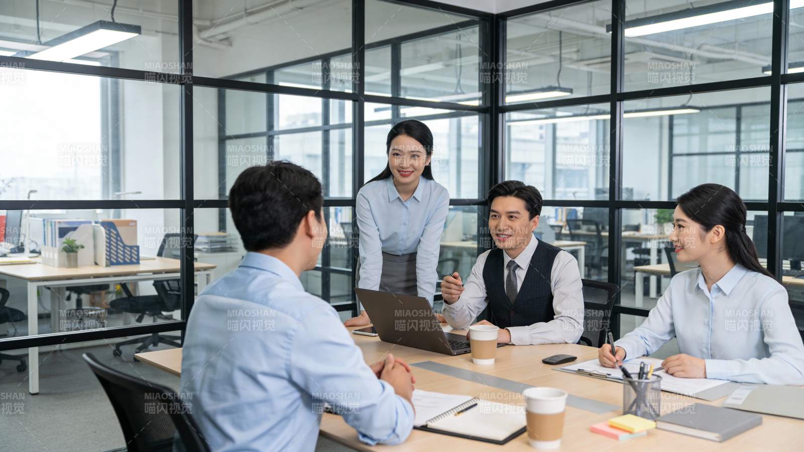 办公室团队会议讨论中图片