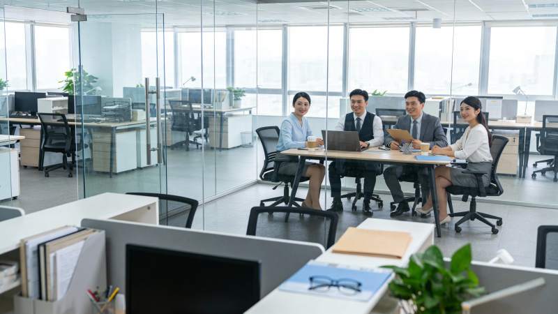 四人会议室讨论工作图片