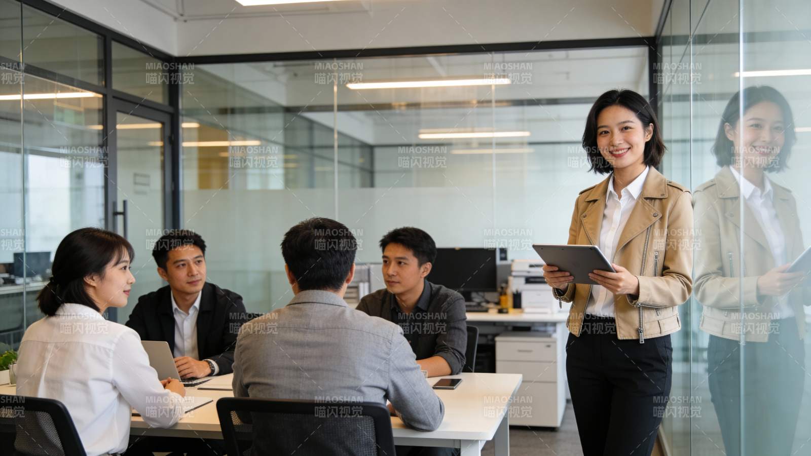 职场会议 女主管持平板汇报图片