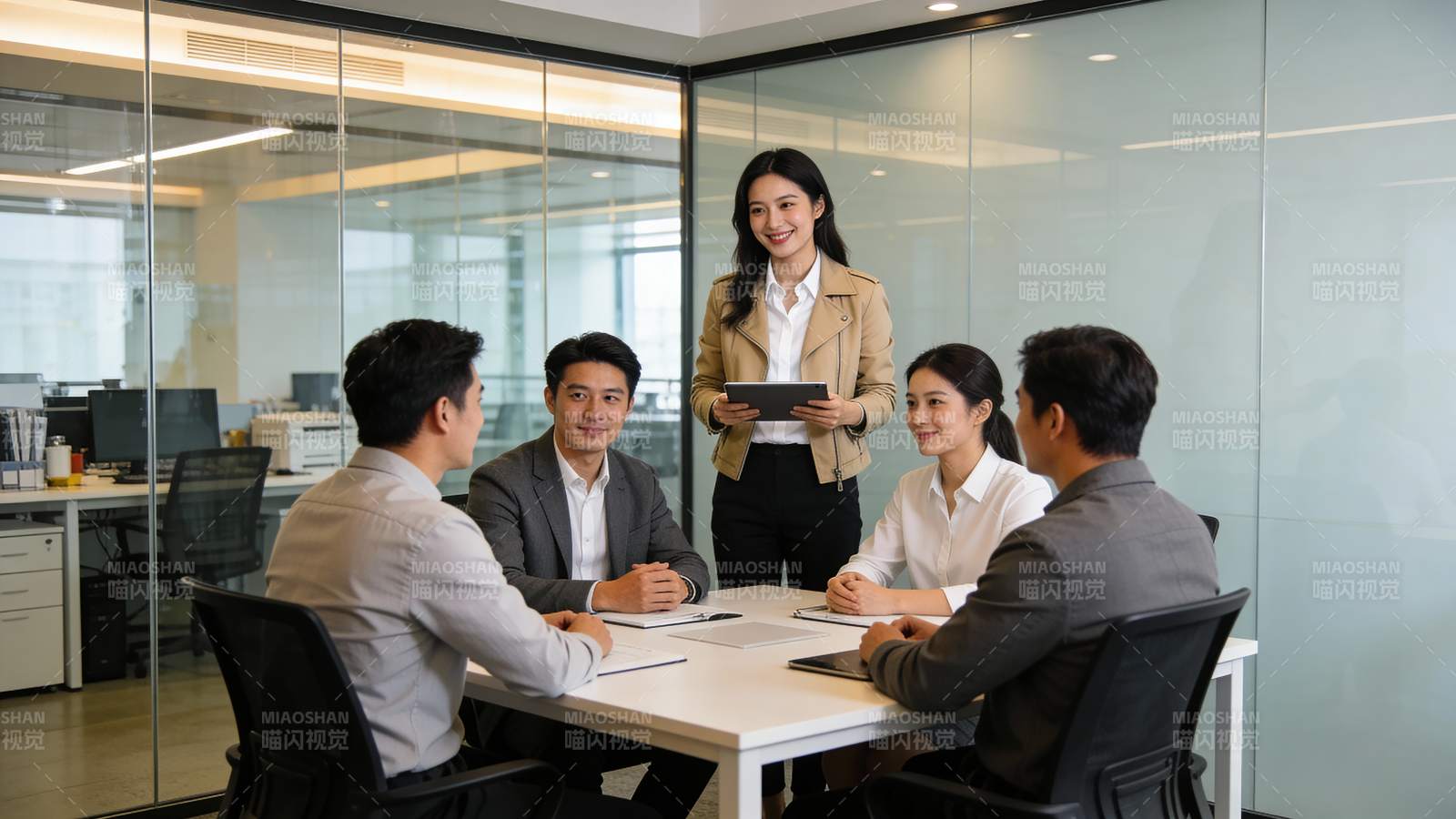 职场会议中 女主管主持讨论图片