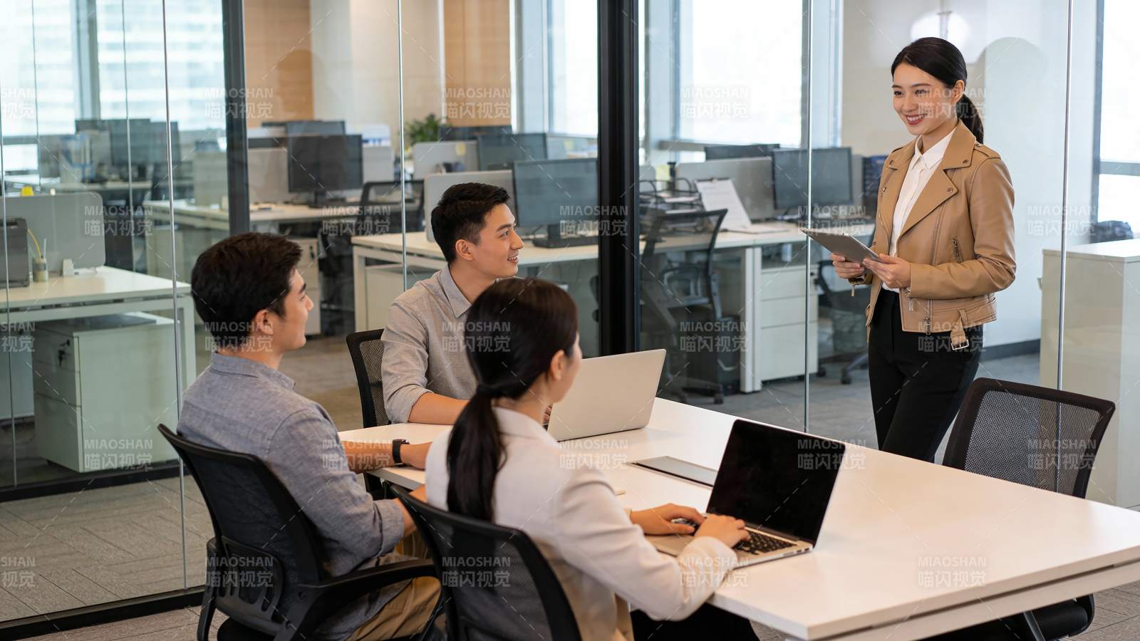 办公室会议讨论中图片