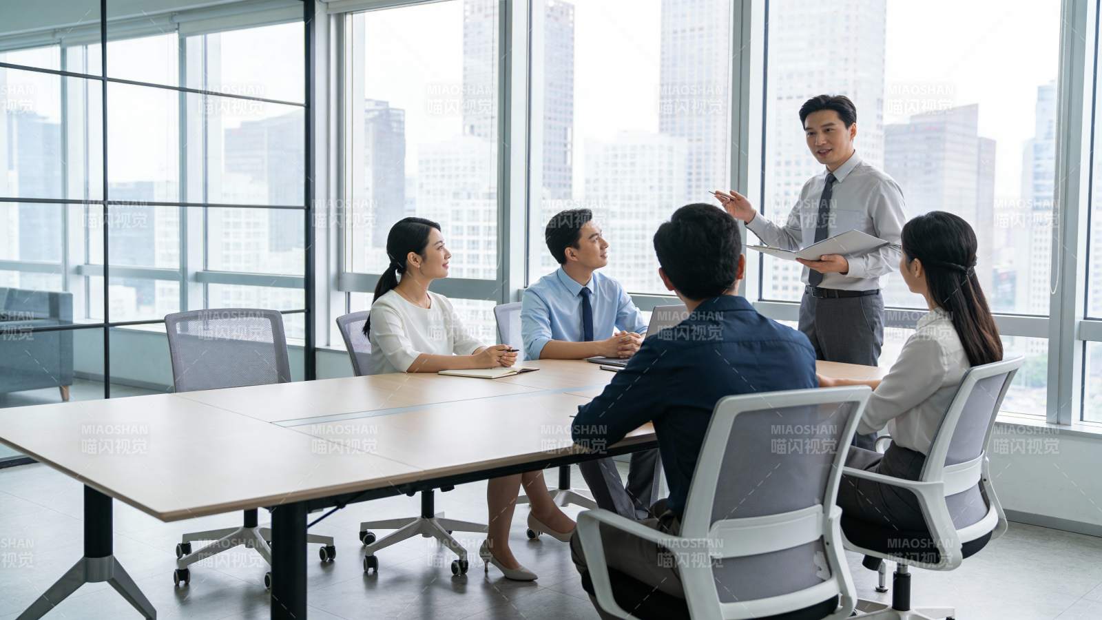 商务会议中 领导正在发言图片