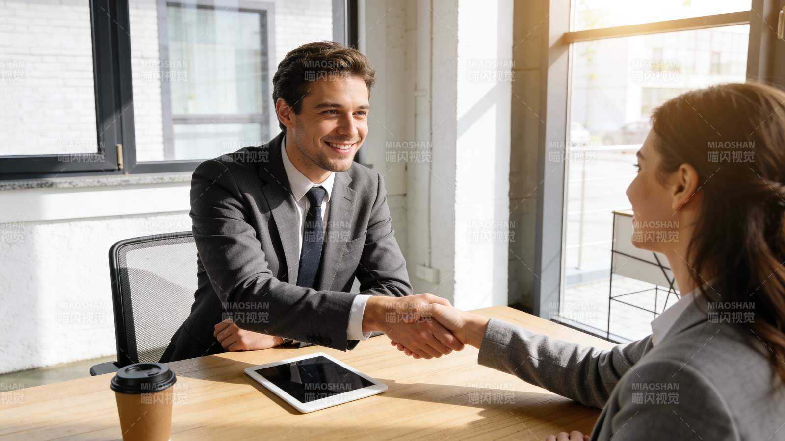 商务握手 合作达成图片