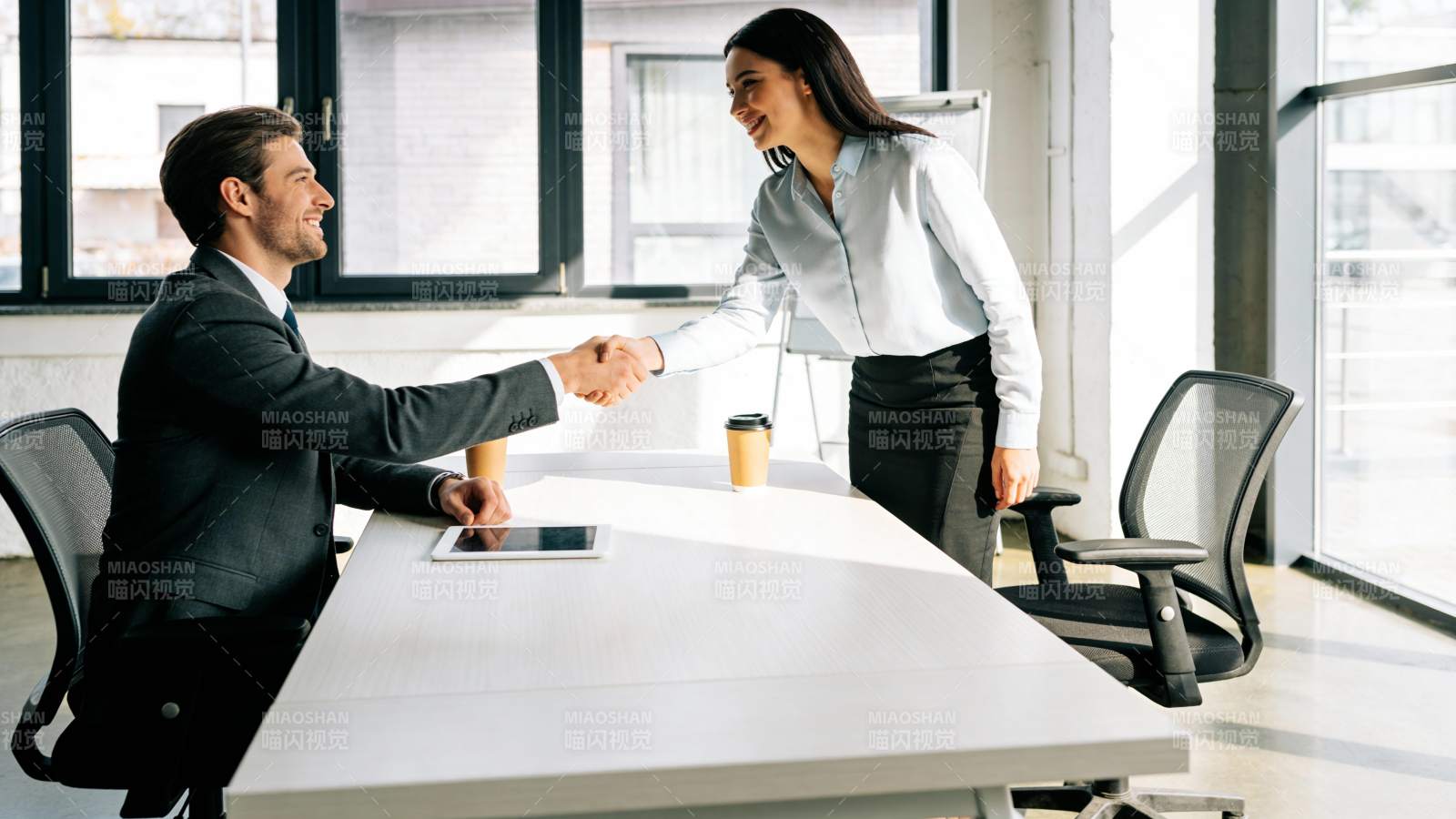 商务握手 合作达成图片