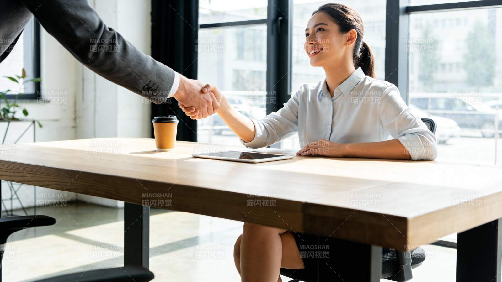 商务握手 合作达成图片