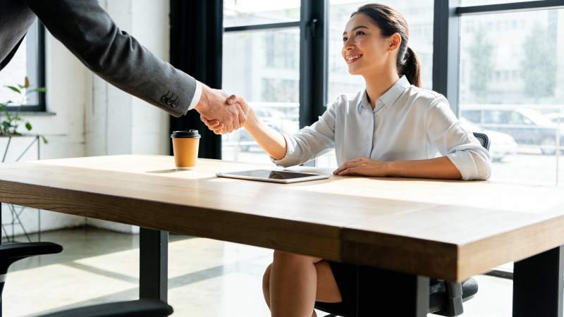 商务握手 合作达成图片