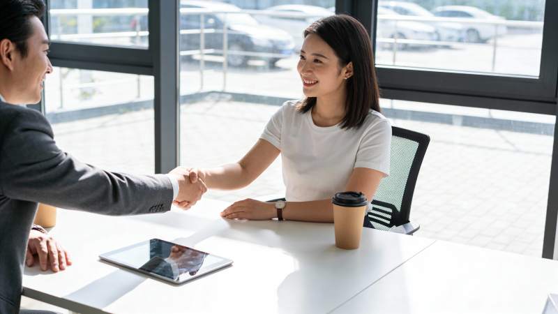 商务握手 合作达成图片