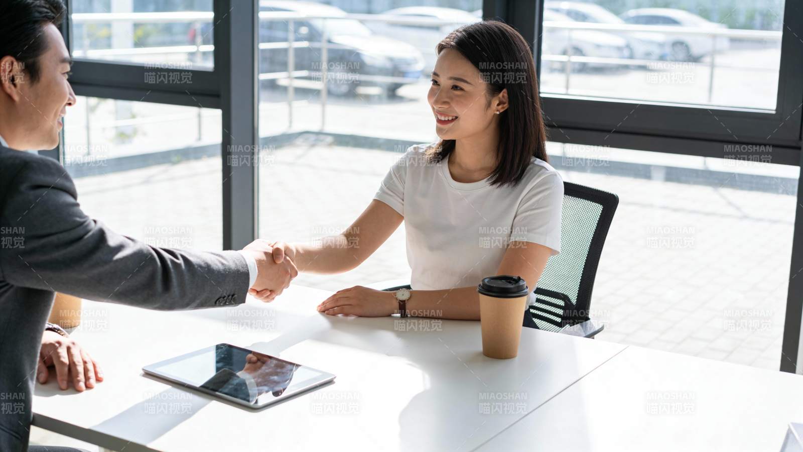 商务握手 合作达成图片