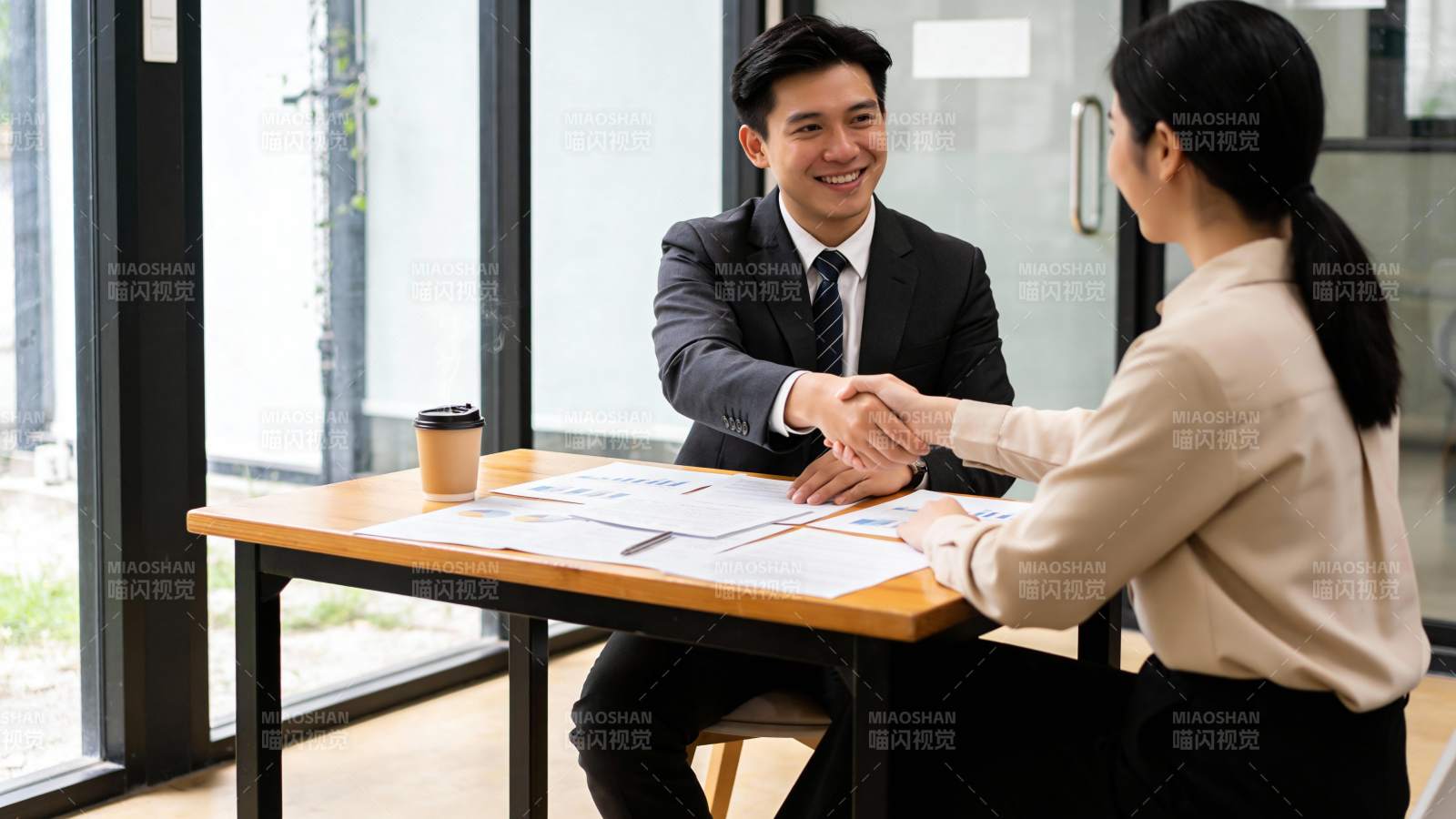 商务握手 合作达成图片