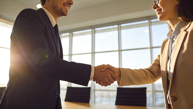 商务握手 合作达成图片