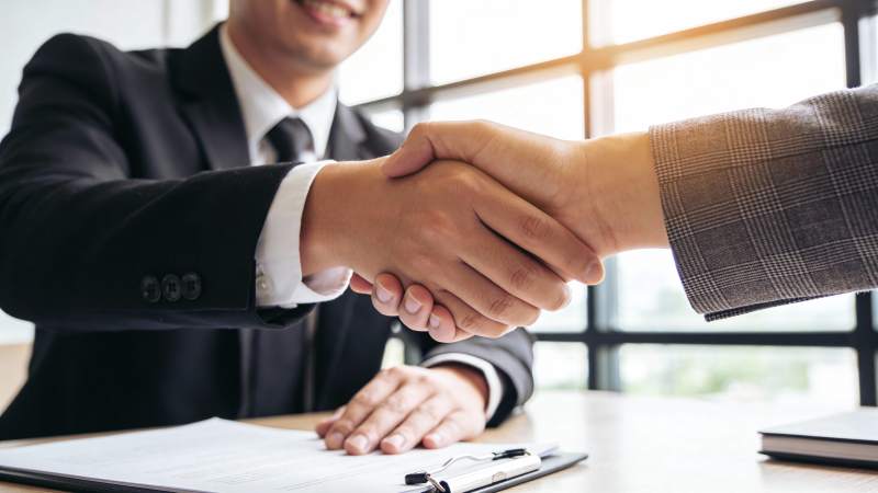 商务握手 合作达成图片