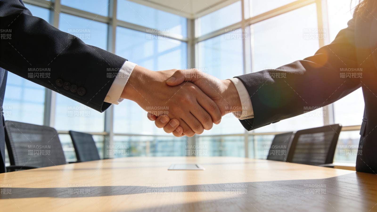 商务握手 合作共赢图片