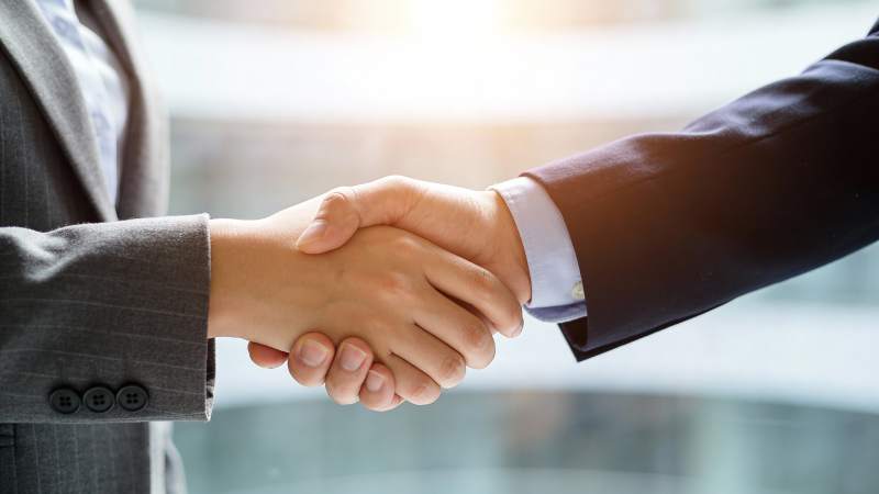 商务握手 合作达成图片