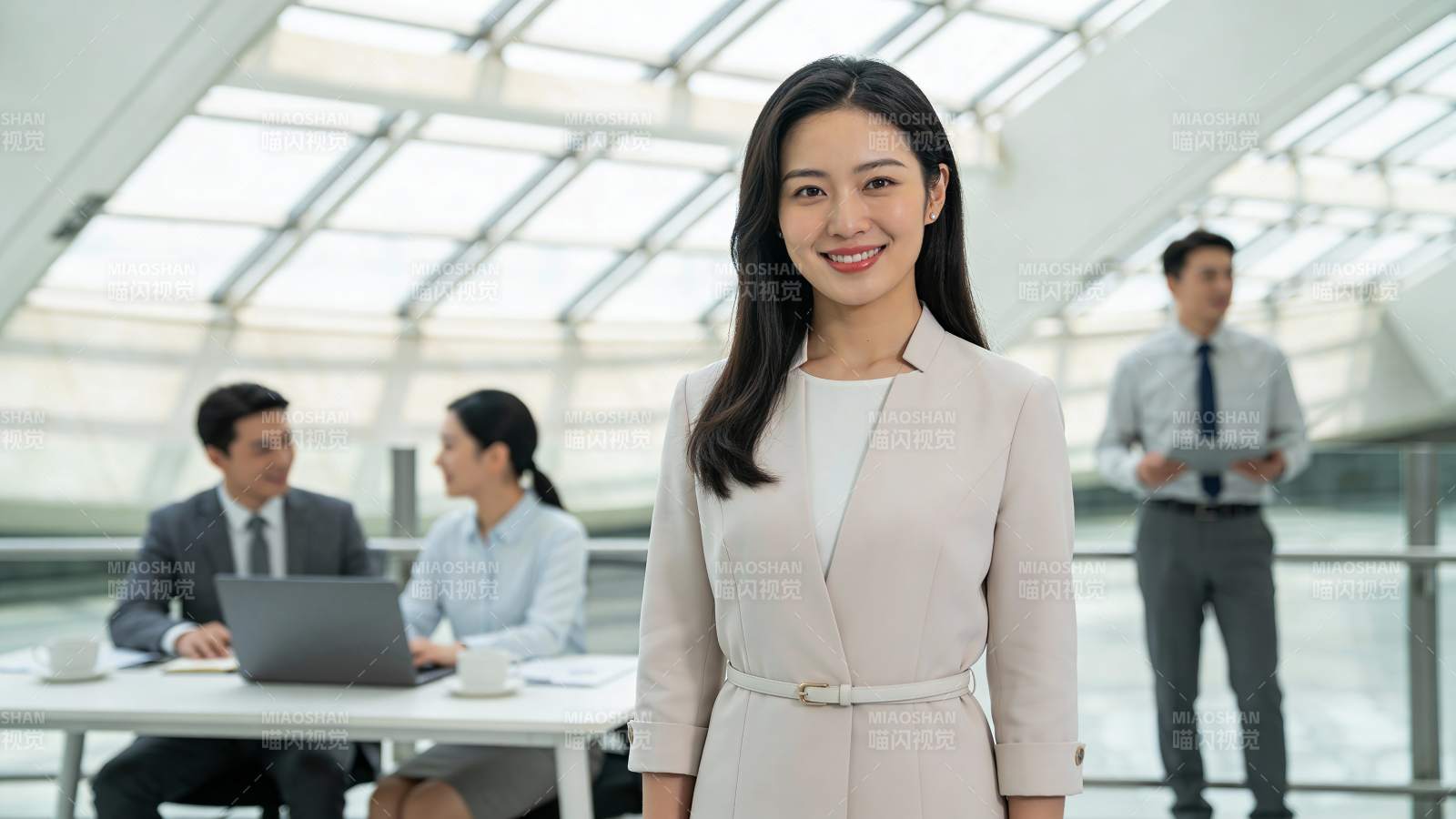 职场女性自信微笑 团队协作风采图片