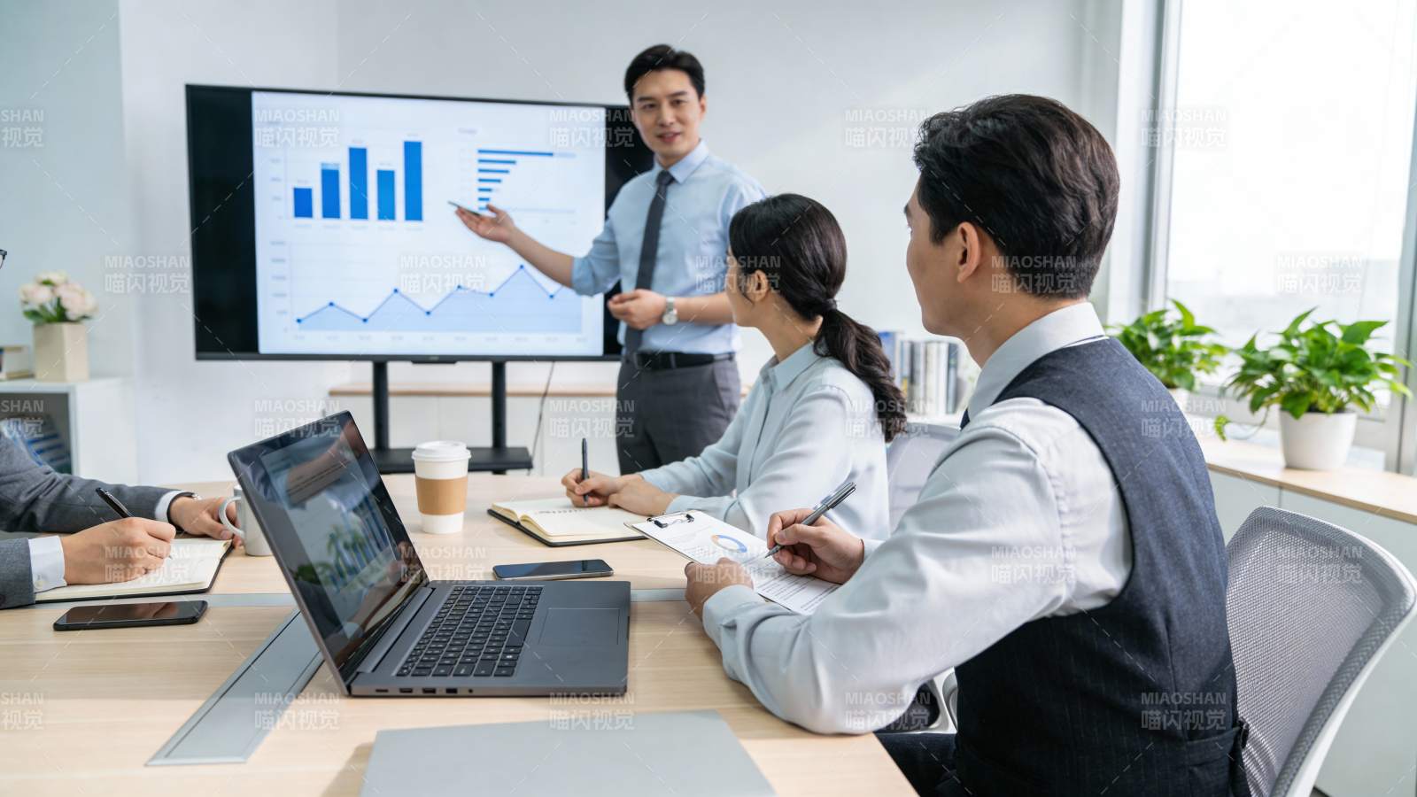 商务会议 数据汇报与团队协作图片