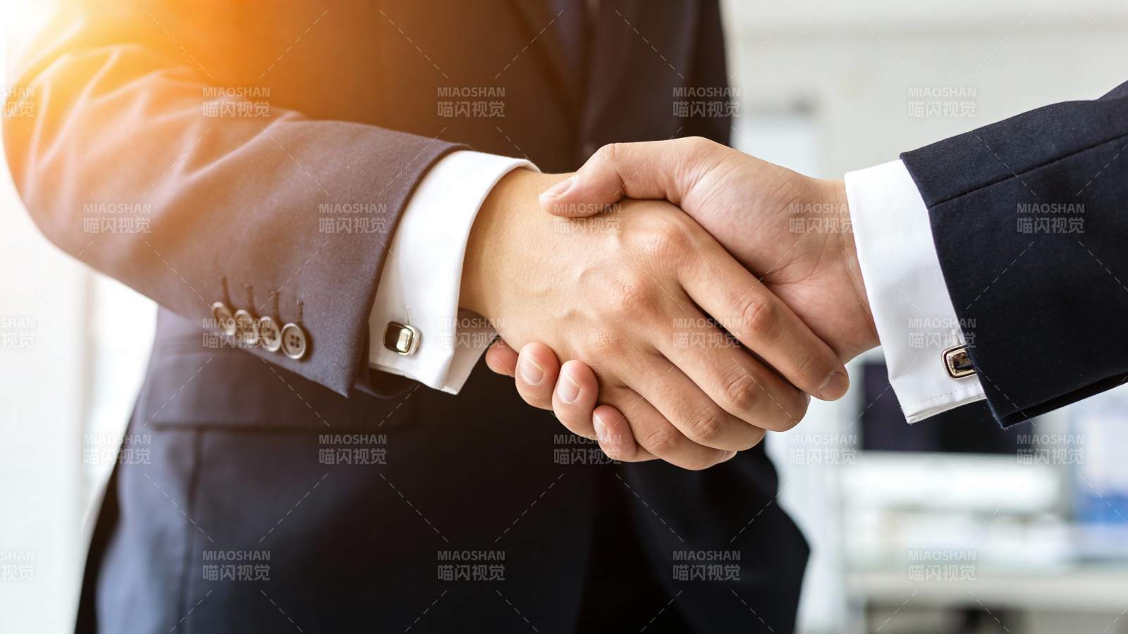 商务握手 合作共赢图片