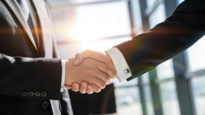 商务握手 合作达成图片