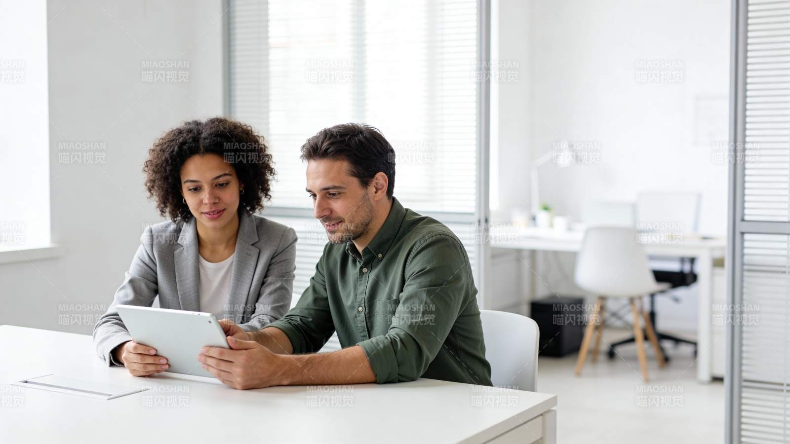 同事协作看平板图片