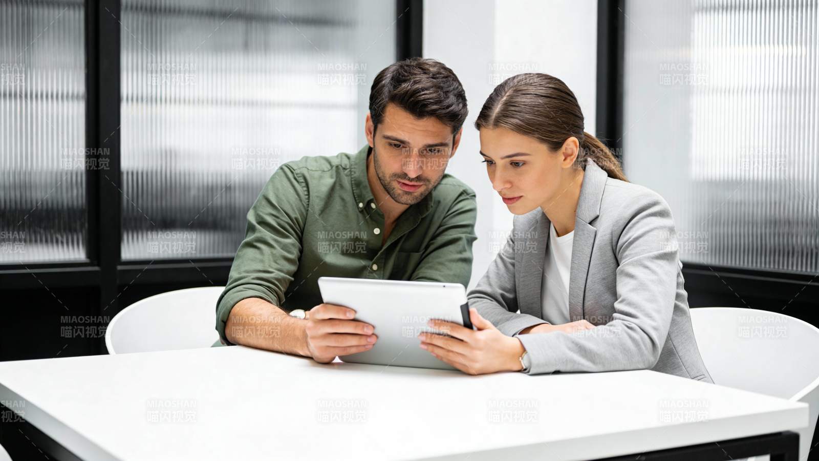 同事共看平板讨论工作图片