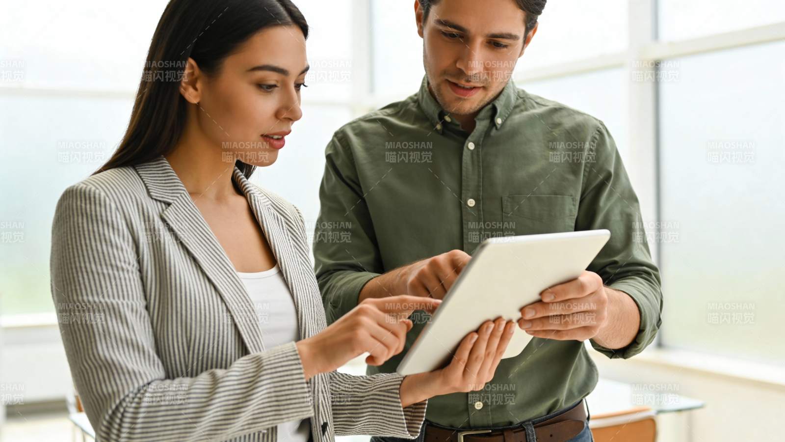 同事共看平板讨论工作图片