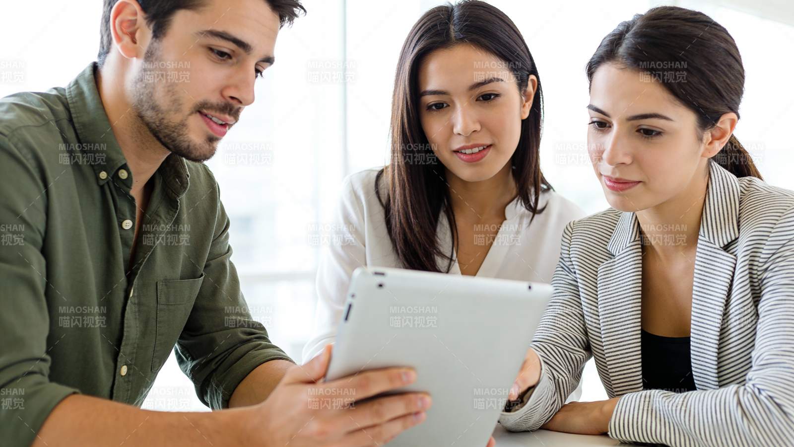 三人共看平板讨论中图片