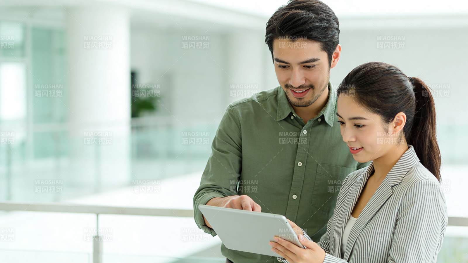 同事共看平板 协作办公中图片