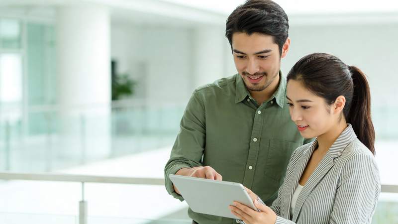 同事共看平板 协作办公中图片