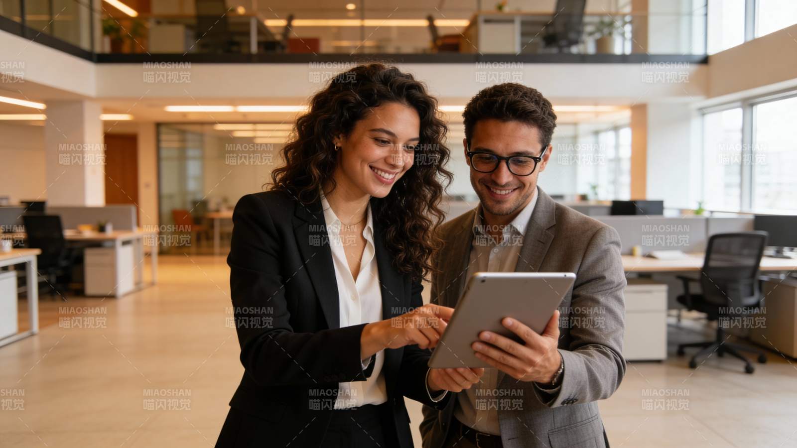 同事共看平板 协作愉快图片